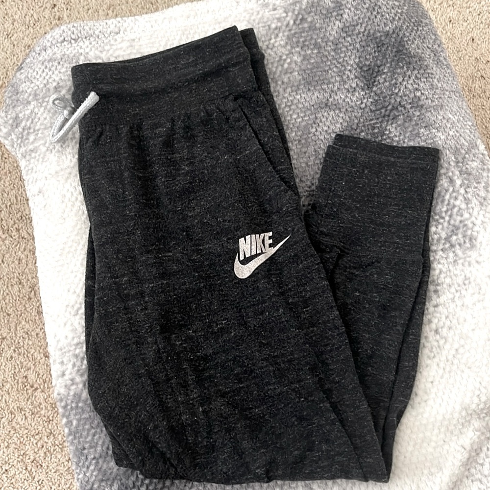 Women's Nike grey jogger pants 🌸